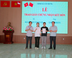 UBND XÃ TÂN HƯNG TRAO GIẤY CHỨNG NHẬN KẾT HÔN CÓ YẾU TỐ NƯỚC NGOÀI