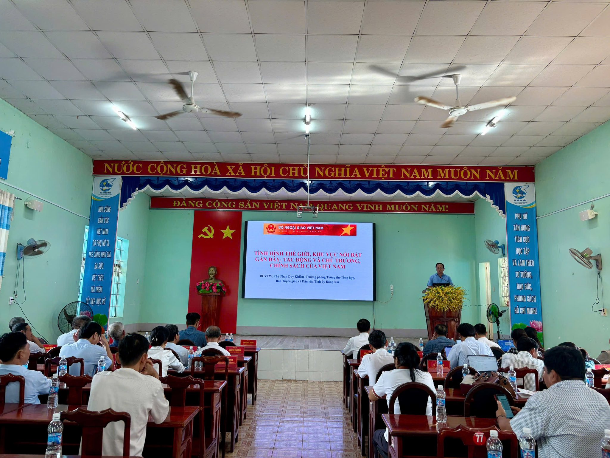 Có thể là hình ảnh về 11 người, mọi người đang học, bệnh viện và văn bản