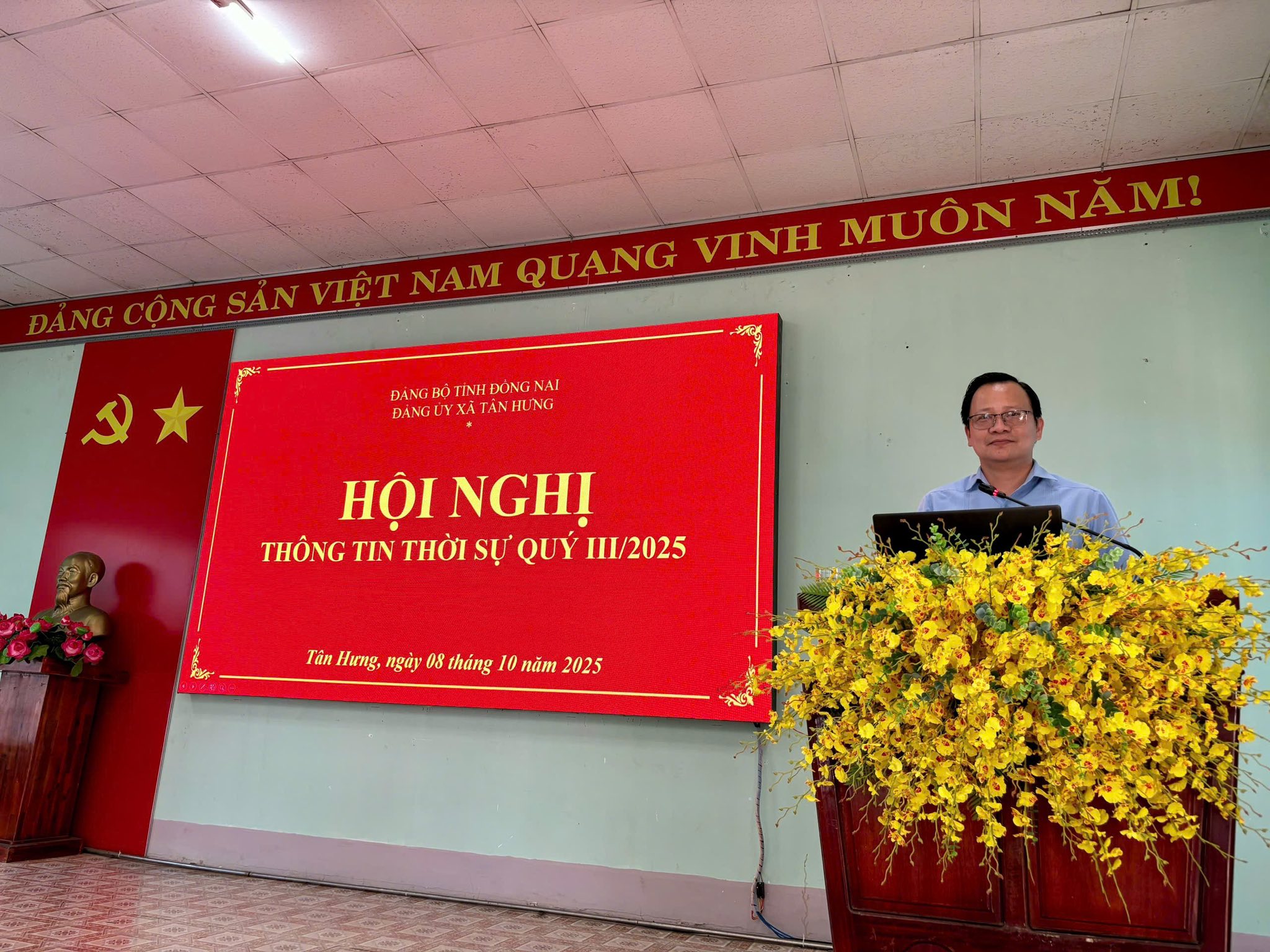 Có thể là hình ảnh về ‎1 người, đền thờ và ‎văn bản cho biết '‎ĐẢNG CỘNG SAN VIỆT NAM QUANG VINH MUÔN NĂM! لکه ĐÁNG BÓTINHĐONGNAI DANGUY ĐANGLY.XATANHUNG TANHUNG ĐANGUYXATAI HỘI NGHỊ THÔNG TIN THỜI SỰ QUY III/2025 TinHimg,ngdy08tháng10nam2025 Tân Hưng, ngày 08 tháng 10 năm 2025‎'‎‎