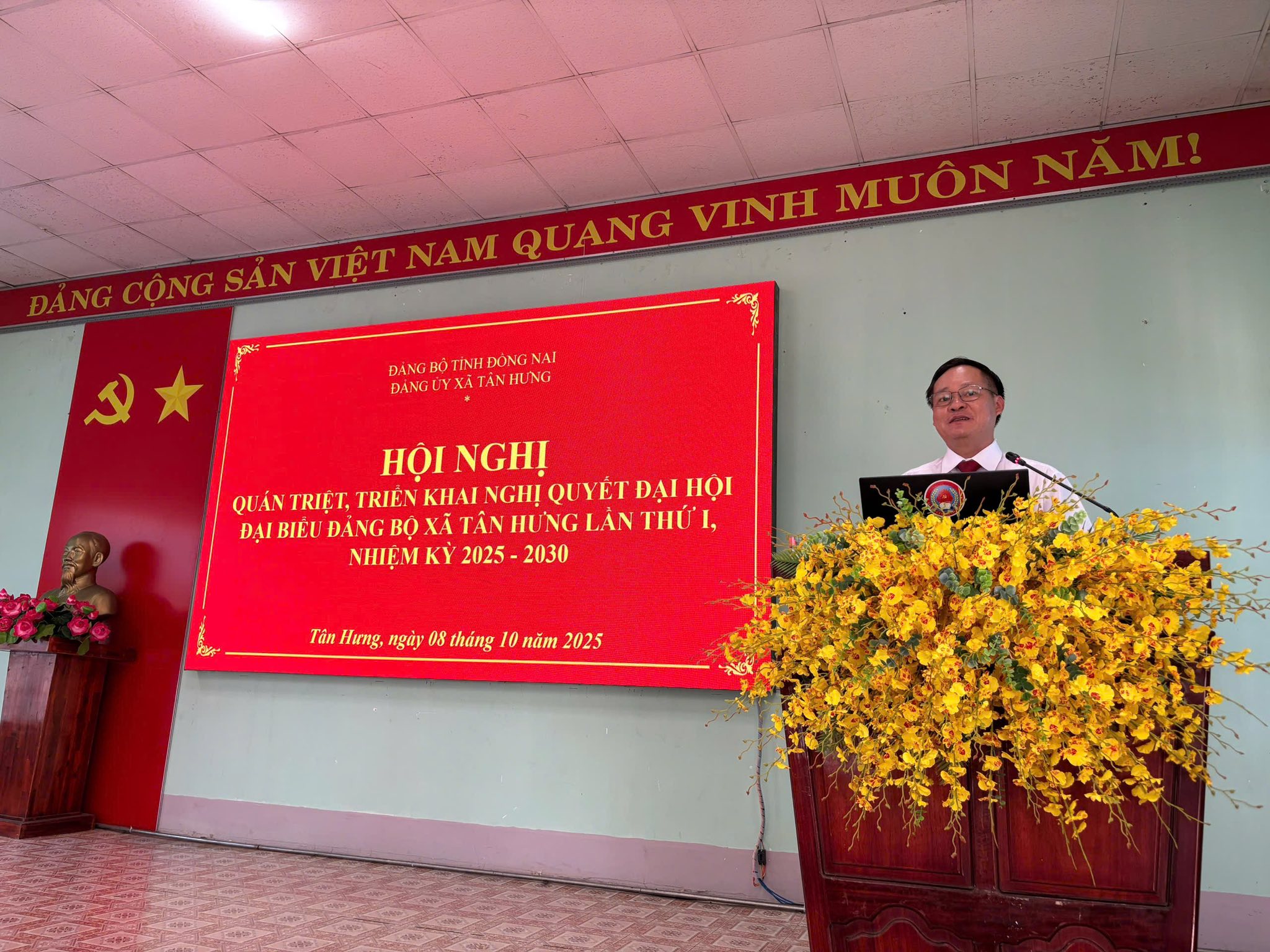 Có thể là hình ảnh về 2 người, hoa và văn bản cho biết 'ĐẮNG CỘNG SẢN VIỆT NAM QUANG VINH MUÔN NĂ M! s) ĐANGBOTINH PANGBOTINHDONGNAI ĐỒNG NAI ĐANGU ĐANGUYXA HUNG HỘI NGHỊ อ TRIỆT, TRIEN KHAI NGHI QU YE ĐẠI BIEI DANGBỘ BỌ NHIỆMKY2025-2030 NH NHIÊMKY KY 2025 2030 DẠI HỘI THU Tân Hưng, ηράν 08 tháng 10 Tinllimg.ngiy08/háng10nam2025 10 năm 2025'