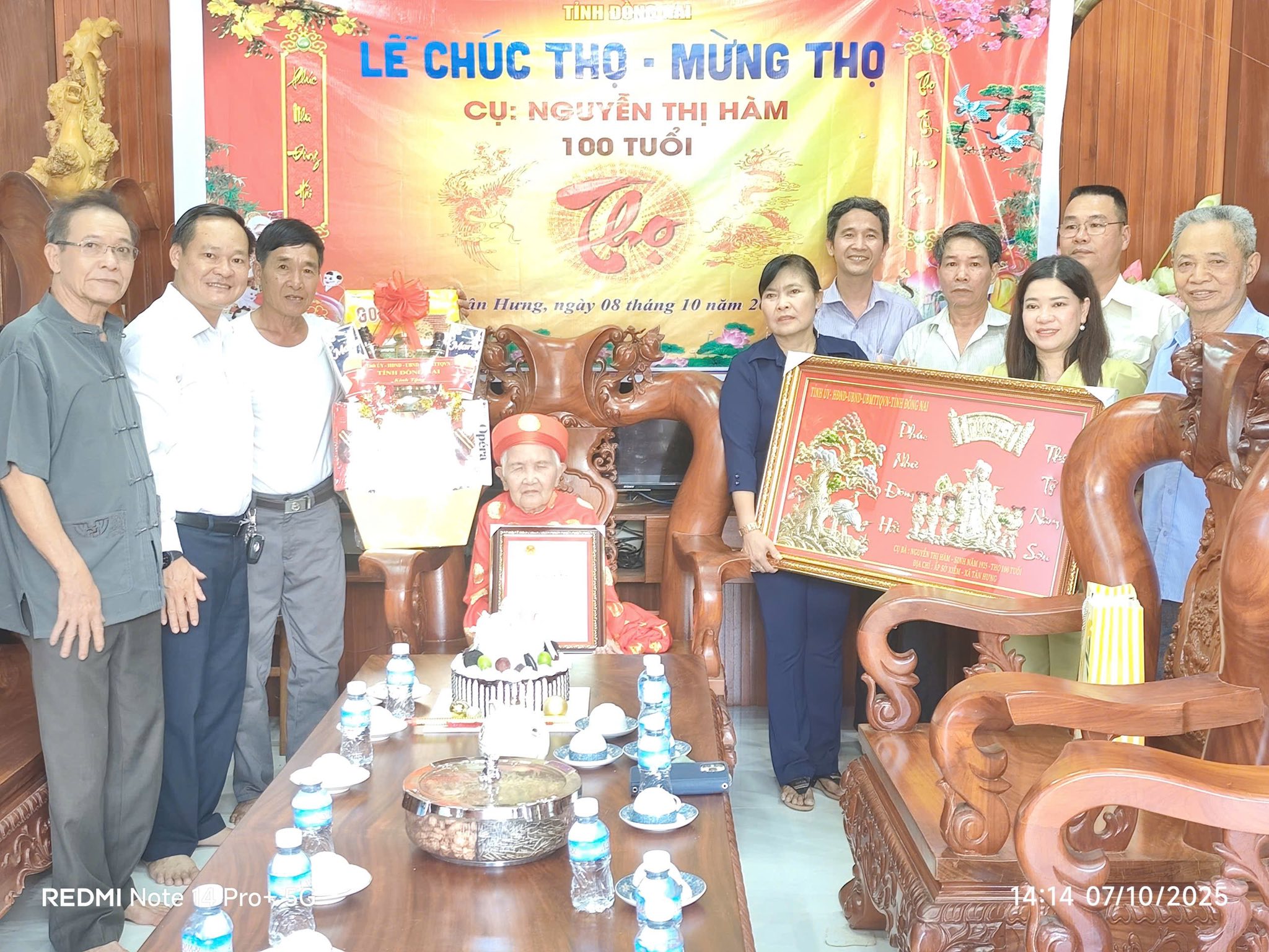 Có thể là hình ảnh về 8 người và văn bản