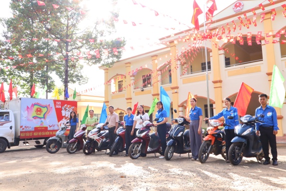 Có thể là hình ảnh về xe scooter, xe môtô và văn bản