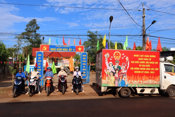 Có thể là hình ảnh về một hoặc nhiều người, xe môtô, xe scooter và văn bản cho biết '신 መወ0 กล NA NHAVAI NHÀ VAN HÓA ẤP NHÀVĂNHÓAÁP3 3 ĐOÀN KẾT THAMH CÒNG THANH ĐOÀN THÀNH 2습노 NHIỆT LIỆT CHẢO MỪNG NGÀY BẮU CỬ ĐAI BIỀU QUỐC KHOA χι VÀ ĐẠI BIỀU HỘI ĐỐNG NHÂN DẦN CẮC CẤP NHIỆM KỲ 2026- 2031 SaMRI'