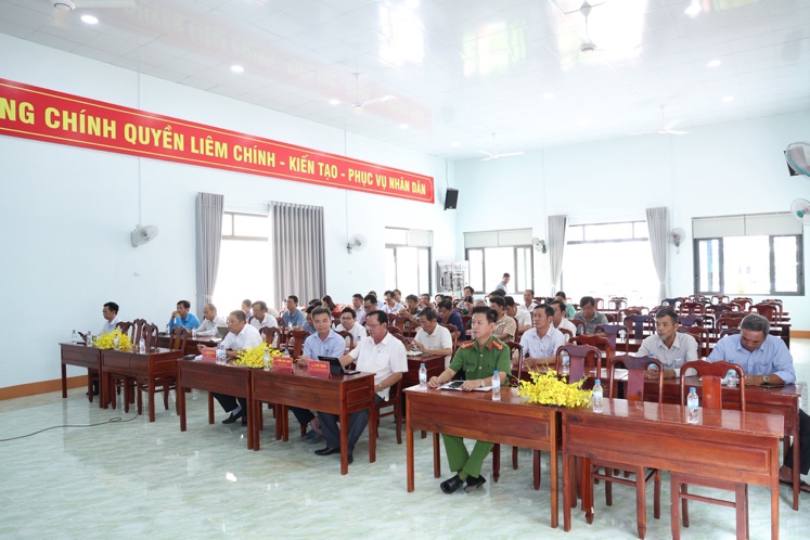 Có thể là hình ảnh về ‎một hoặc nhiều người và ‎văn bản cho biết '‎NG CHÍNH QUYÊN QUYÊN LIÊM CHÍNH KIẾN TAO PHỤC TAO-PHỤC VỤ NHÂN DÂN ቤማ አጣርገ1ት והחוו‎'‎‎