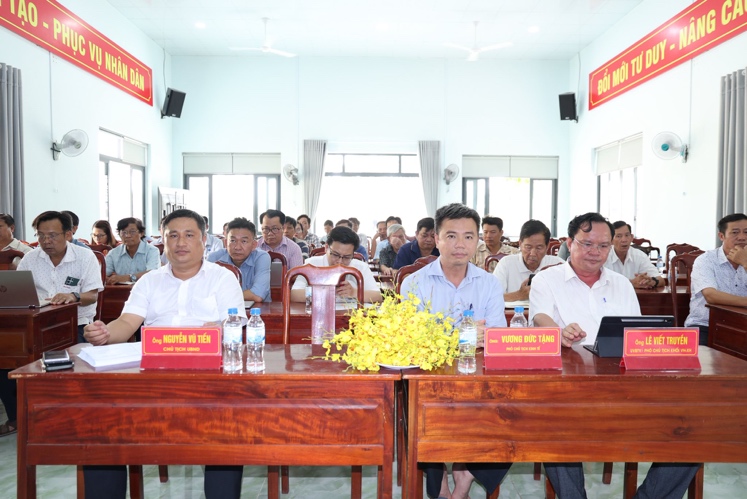 Có thể là hình ảnh về một hoặc nhiều người và văn bản