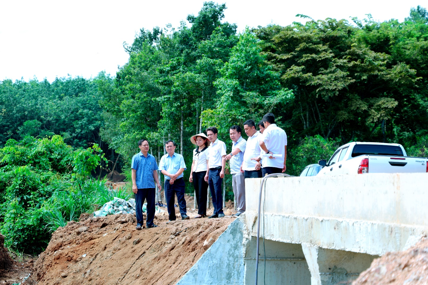 A group of people standing on a bridge

Description automatically generated