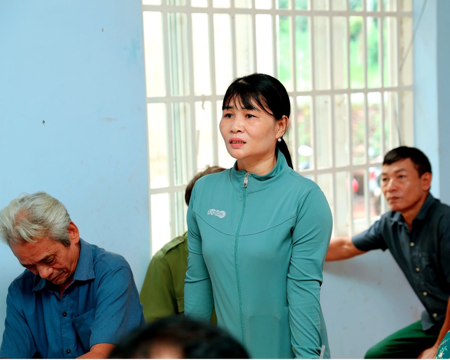 A person standing in front of a group of people

Description automatically generated