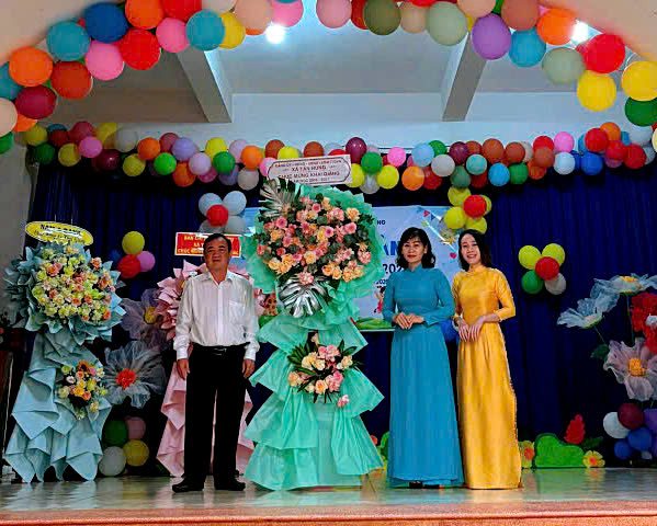 A group of people standing on a stage

Description automatically generated