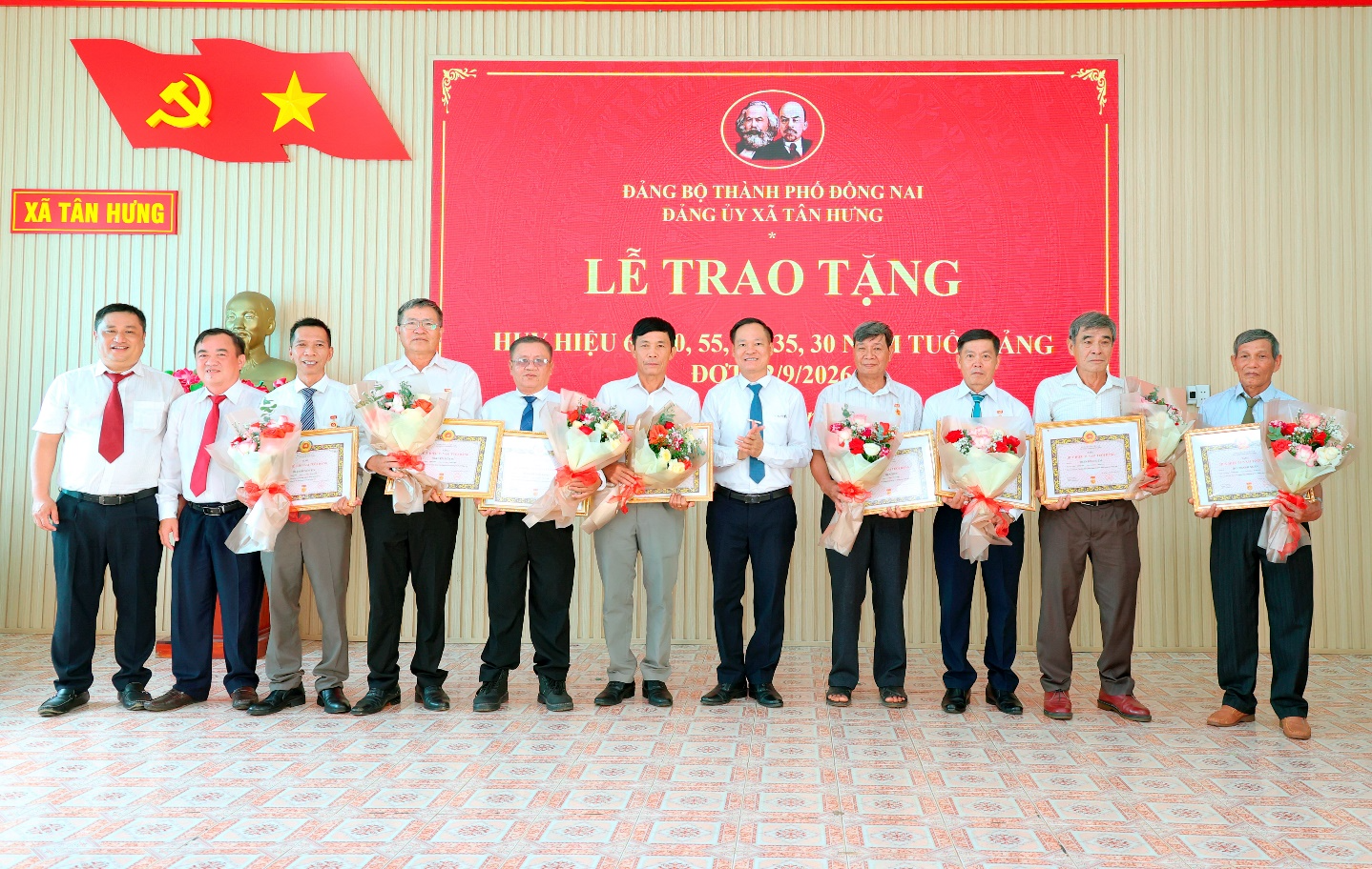 A group of people holding certificates

Description automatically generated