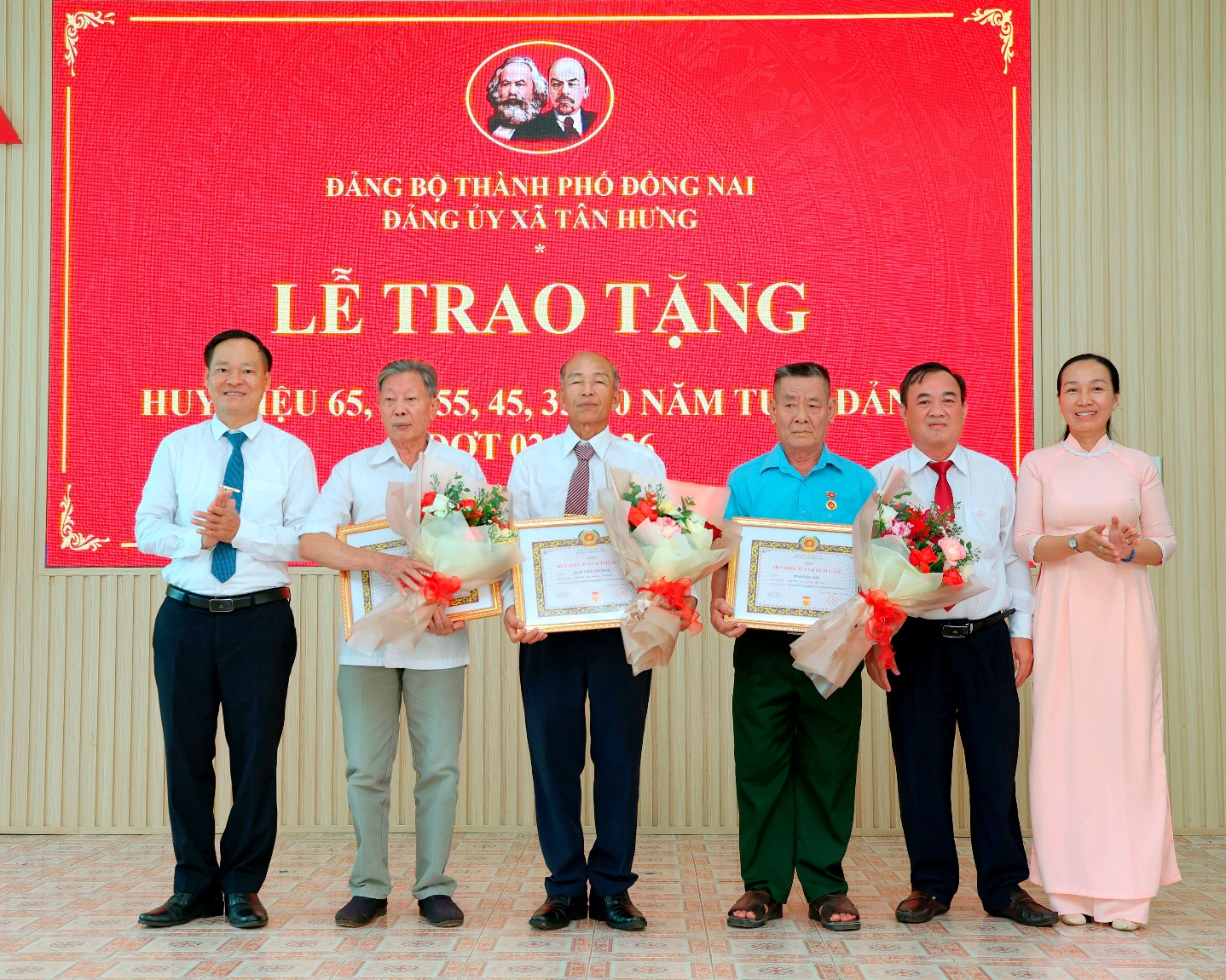 A group of people holding certificates

Description automatically generated